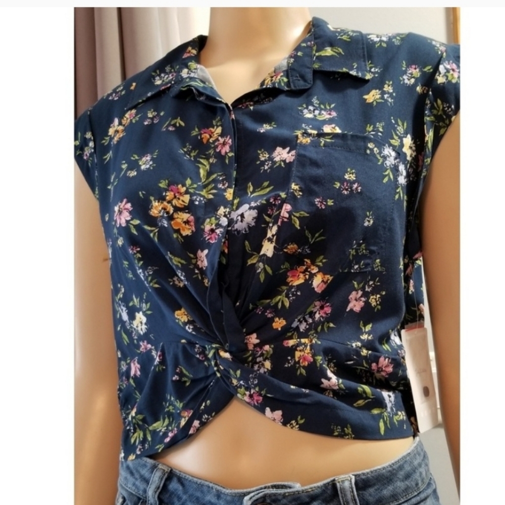 NWOT Lilly White Floral knot-front Crop Top, L